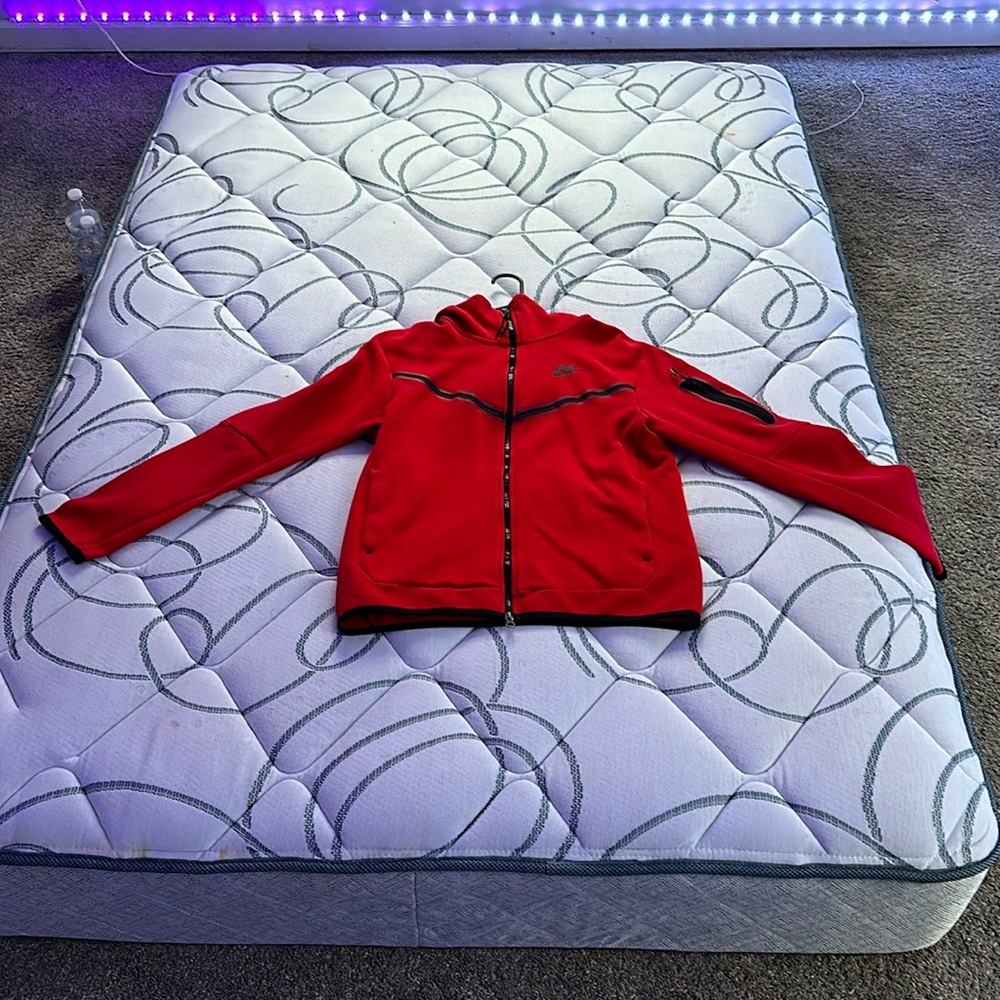 I am selling red Nike tech just the top size MEDIUM (M)